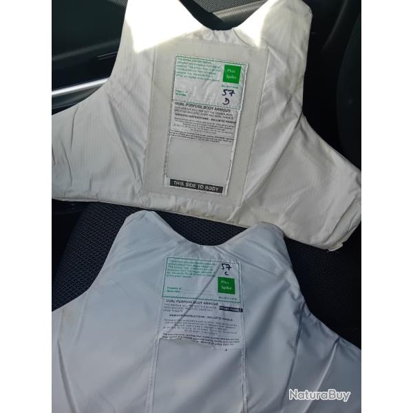 Enchre lot de 2 plaques balistiques 3a contre les armes de poings et les lames  51X30 et 51x33 cm