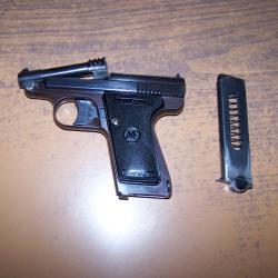 PISTOLET LE FRANCAIS CALIBRE 7.65 VENDU AVEC 1CHARGEUR ET mallette PLUS ACCESSOIRES DE NETTOYAGE