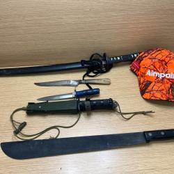 Lot de couteaux, catana, machette et casquette à 1 sans prix de réserve !