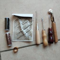 Nécessaire de couture pour le cuir avec fil ciré, aiguilles, poinçons, etc... NEUF