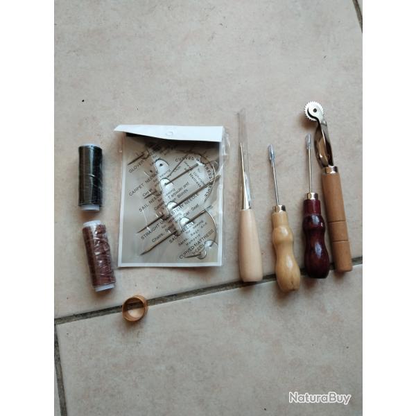 Ncessaire de couture pour le cuir avec fil cir, aiguilles, poinons, etc... NEUF