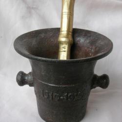 WW1 ALLEMAGNE MORTIER DE CUISINE MILITAIRE ALLEMAND DAT&Eacute; 1914-1916 ET UN PILLON (14-18)