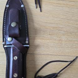 solide couteau de chasse, lame 4 mm + fourreau cuir + pierre &agrave; &eacute;guiser