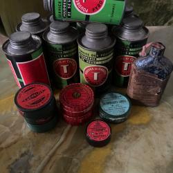 Bidon de poudre vide et bo&icirc;te d'amorce vide