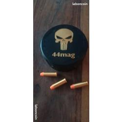 Boite &agrave; munitions en 44 Magnum noire et dor&eacute;e Punisher. Tir sportif.
