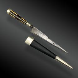 STYLET CORSE, avec poignée à colonnades et son fourreau. France, XIXème siècle