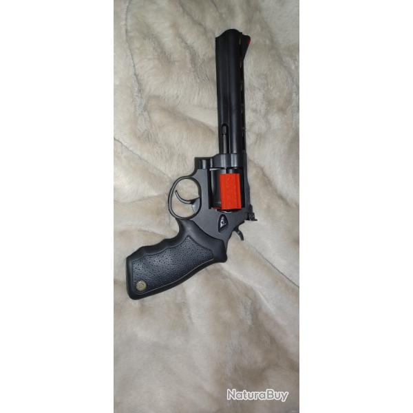 Revolver TAURUS 357 MAGNUM L.689, NOIR MAT. Trs peu servi, et entretien srieux par armurier.