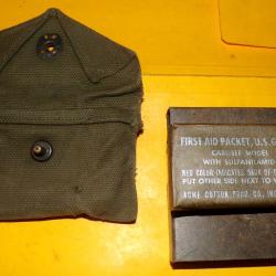 ARMEE AMERICAINE U.S : POCHETTE EN TISSU  AVEC PANSEMENT INDIVIDUEL ( FABRICATION ACME A NEW YORK )