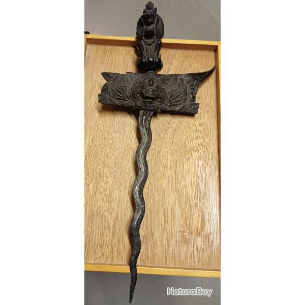 Trs joli couteau traditionnel Kriss Indonsien