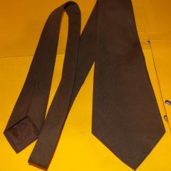 CRAVATTE COULEUR CHOCOLAT DE L'ARMEE FRANCAISE , MODELE ANCIEN FABRICATION FRANCAISE , BON ETAT VOIR