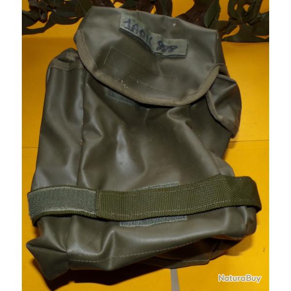 HOUSSE DE MASQUE N.B.C DE COULEUR KAKI , COMPRENANT DEUX POCHES SUR LES COTES ET UNE POCHE PRINCIPAL