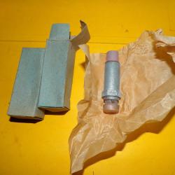 BOUGIE BLINDEE POUR VEHICULE MILITAIRE  EN LOT DE 2, MARQUE SIEMENS 40 FU 14 , 1LO ,  ETAT  VOIR PHO