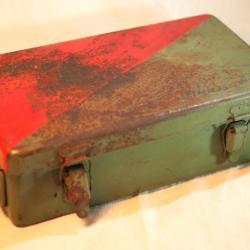Boite premier secours JEEP armée française Légion Étrangère avec nom du Sgt Schmidt Guerre d'Indo