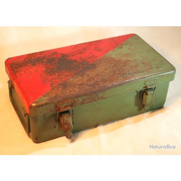 Boite premier secours JEEP arme franaise Lgion trangre avec nom du Sgt Schmidt Guerre d'Indo