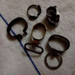 Pi&egrave;ces d&eacute;tach&eacute;es .lot  d'anneaux divers et autre dans leurs jus voir photos