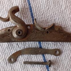 Piece d&eacute;tach&eacute;e ancienne platine dans son jus pour model de fusil ?