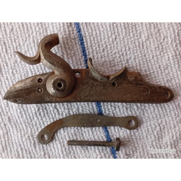Piece d�tach�e ancienne platine dans son jus pour model de fusil ?