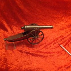 Beau canon en bronze  Bon &eacute;tat tr&egrave;s d&eacute;coratif, long : 30 cm.   Poids :   2 Kg 100