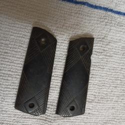 Plaquette de crosse pour je pense Radom vis dans leurs jus petite cassure voir photos