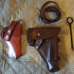 Lot de deux holters cuir  et accessoires .