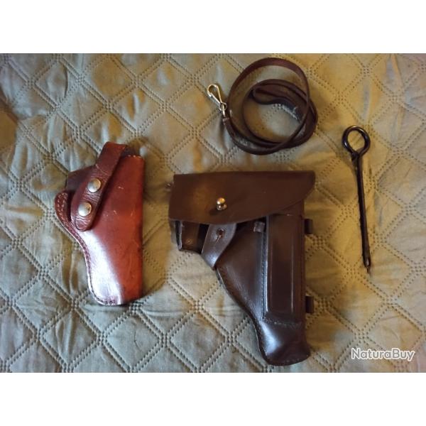 Lot de deux holters cuir  et accessoires .