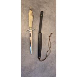 poignard ou couteau de chasse pate de chevreuil avec son fourreau en cuir