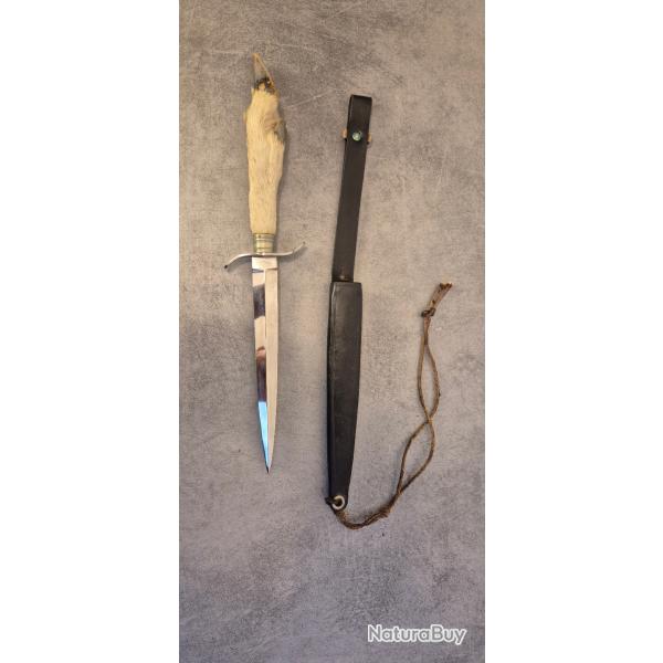 poignard ou couteau de chasse pate de chevreuil avec son fourreau en cuir