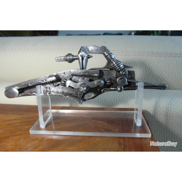 Trs rare modle de platine  rouet 16 ou dbut 17