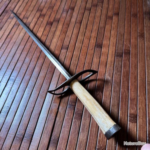 GRANDE DAGUE DE TYPE MAIN GAUCHE LAME TRIANGULAIRE POIGNE EN OS  XlX ME