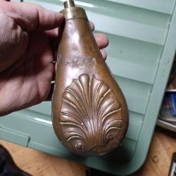 Poire a poudre coquille