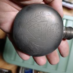 Tabatière, flacon en étain