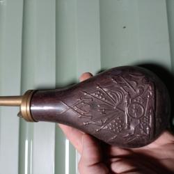 Poire a poudre au d&eacute;cors de canon