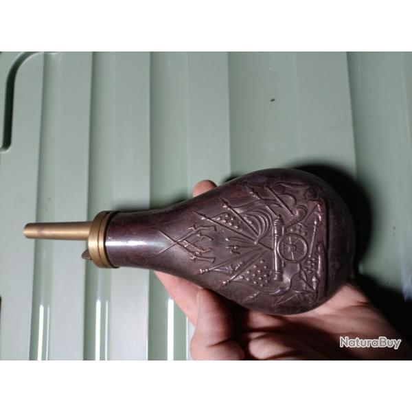 Poire a poudre au d�cors de canon