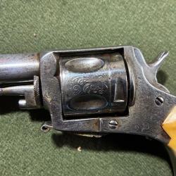 JOLI REVOLVER BULLDOG ELG  à crosse ivoire cal. 320 prévoir petite remise en état