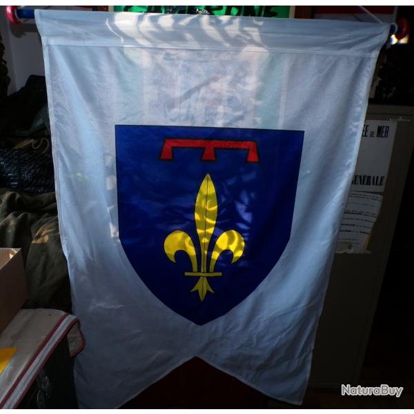 BANNIERE AVEC BLASON DE LA PROVENCE , DIMENSION DE LA HAMPE 105 CM , DIMENSION DE LA BANNIERE LARGEU