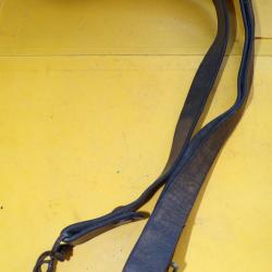 BRETELLE EN CUIR POUR P.M  MAT 49 , LA BRETELLE EN CUIR ETAIT PLUTOT RESERVE A L'ARMEE DE TERRE  ,ET