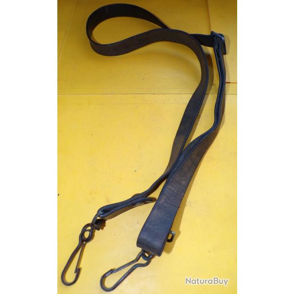 BRETELLE EN CUIR POUR P.M  MAT 49 , LA BRETELLE EN CUIR ETAIT PLUTOT RESERVE A L'ARMEE DE TERRE  ,ET