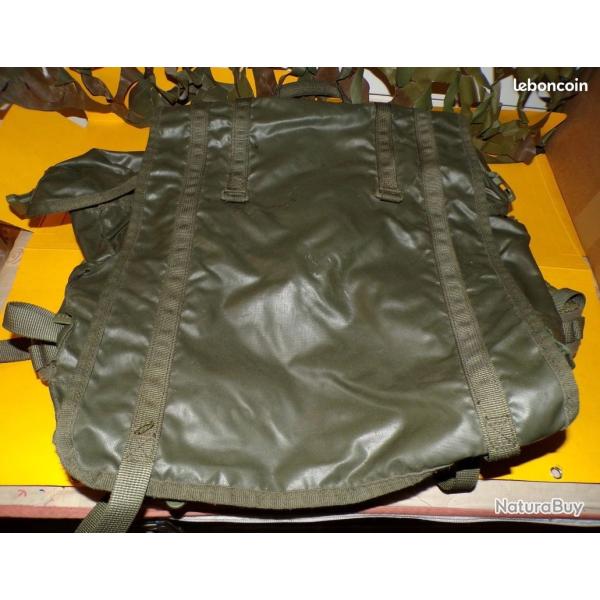 MUSETTE MILITAIRE F1 DE L'ARMEE FRANCAISE , SANGLE POUR LE PORT EN SAC A DOS  ,BON  ETAT VOIR PHOTOS