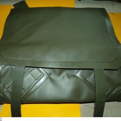 MUSETTE MILITAIRE EN PLASTIQUE  DE L' ARMEE DES PAYS BAS DE 1990 AVEC SANGLE DE 1991 ,DIMENSION LONG
