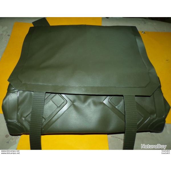 MUSETTE MILITAIRE EN PLASTIQUE  DE L'ARMEE DES PAYS BASDE 1990 AVEC SANGLE DE 1991 ,DIMENSION LONG