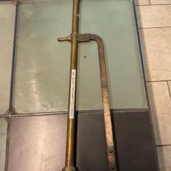 Pompe à main en cuivre de pompier, poignée en bois. ANGLETERRE vers 1940.