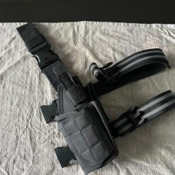 Holster tactique avec rangement pour un chargeur