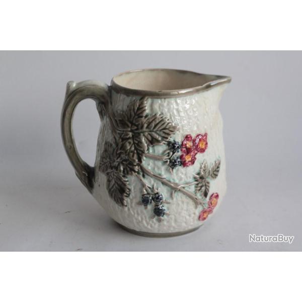 WEDGWOOD Pichet barbotine M�res XIXe si�cle