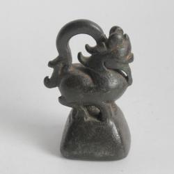 Ancien poids à opium 20 tikal Chinthe bronze Birmanie