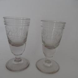 Paire d'anciens verres grav&eacute;s caf&eacute; bistrot