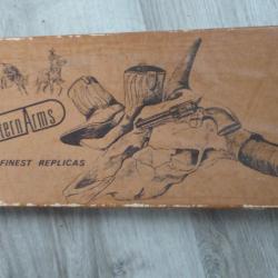 BOITE CARTONNEE DE PRESENTATION DE REVOLVER WESTERN MARQUE UBERTI