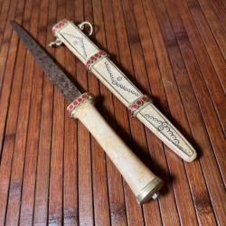 POIGNARD TRIBAL MANCHE ET FOURREAU ENTIEREMENT EN OS