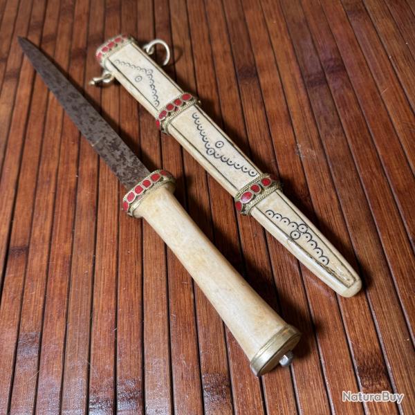 POIGNARD TRIBAL MANCHE ET FOURREAU ENTIEREMENT EN OS