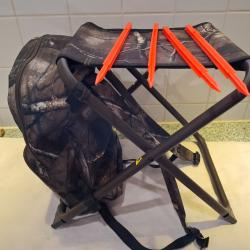 Lot BATTUE -Veste , imperm&eacute;able  "orange chasse" , si&egrave;ge faisant  sac &agrave; dos et jalons  de securit&eacute;