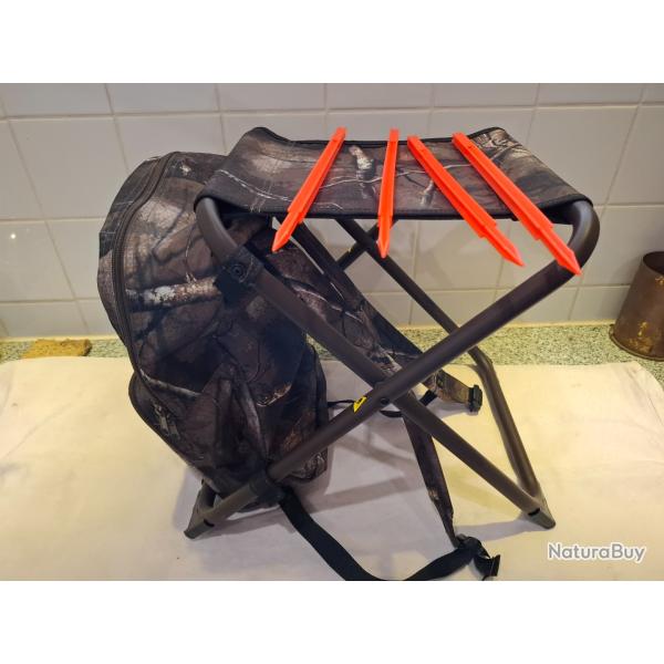 Lot BATTUE -Veste , imperm�able  "orange chasse" , si�ge faisant  sac � dos et jalons  de securit�